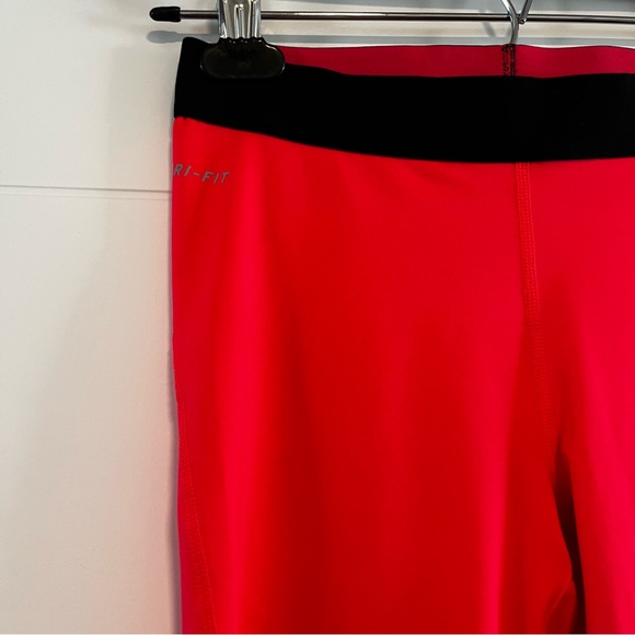 Nike Pro | Capri Leggings - Picture 2 of 11